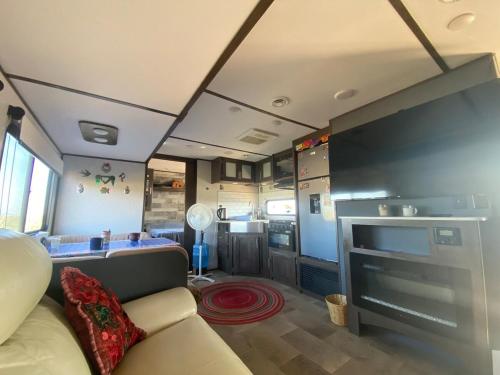 Η κουζίνα ή μικρή κουζίνα στο Casa rodante en la playa con alberca y Starlink