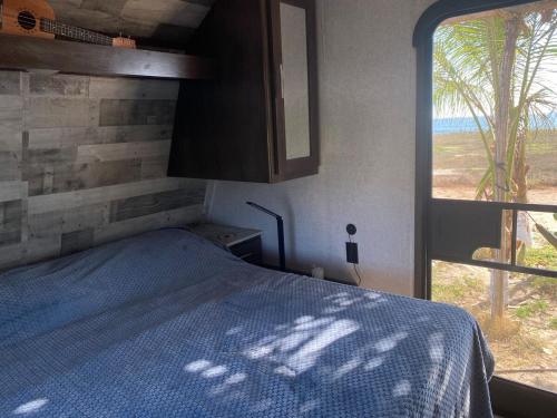 Ένα ή περισσότερα κρεβάτια σε δωμάτιο στο Casa rodante en la playa con alberca y Starlink