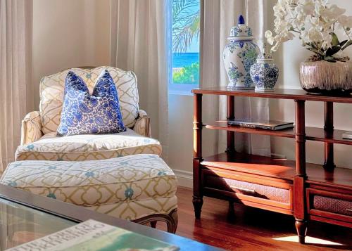 Postel nebo postele na pokoji v ubytování Grand Turk Inn