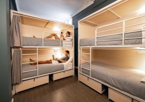 Palanda nebo palandy na pokoji v ubytování Stoke Beach House