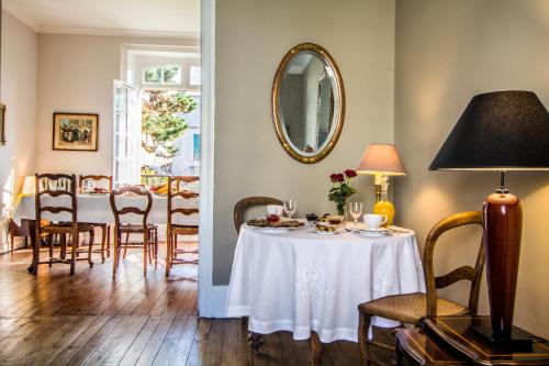 une salle à manger avec une table et des chaises blanches dans l'établissement Villa Athanaze, à Saint-Malo