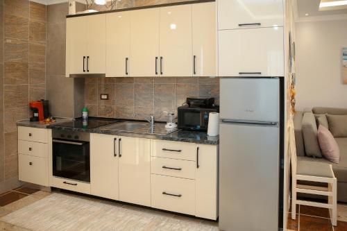 A kitchen or kitchenette at Fishta Apartments Q5 33
