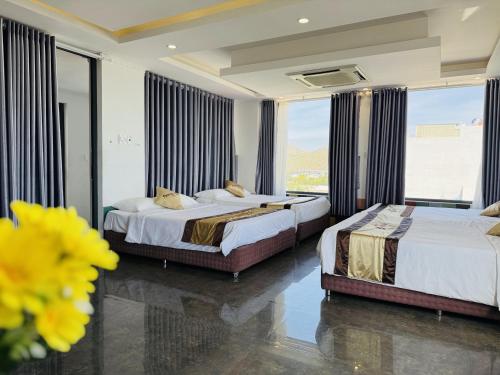 Postel nebo postele na pokoji v ubytování Khách Sạn Ninh Chữ
