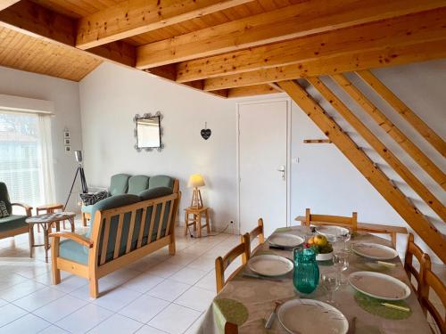 une salle à manger avec une table et des chaises dans une pièce dans l'établissement Maison spacieuse à 300m de la plage avec terrasse, pour 6 pers., Saint-Hilaire-de-Riez - FR-1-323-378, à Saint-Hilaire-de-Riez