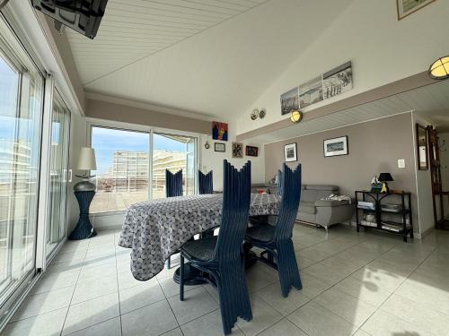 une salle à manger avec une table et des chaises et une fenêtre dans l'établissement Superbe duplex avec terrasse face océan, 4 chambres, wifi gratuit - FR-1-323-456, à Saint-Hilaire-de-Riez