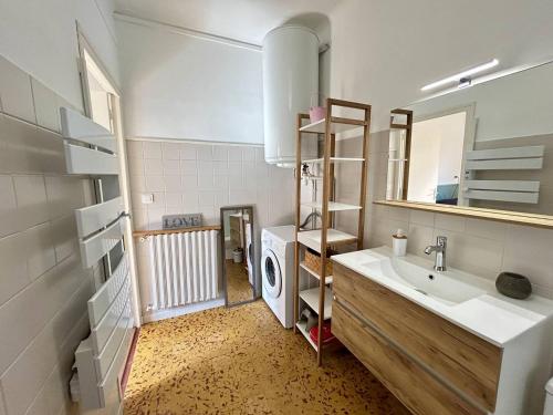 une salle de bain avec un lavabo et une machine à laver dans l'établissement Grand T2 lumineux à Argelès-sur-Mer, proche plage - FR-1-388-230, à Argelès-sur-Mer