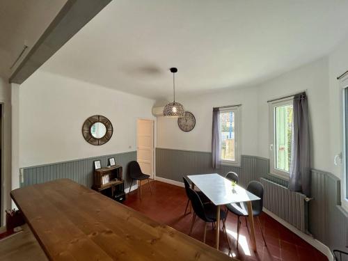 une salle à manger avec une table et des chaises en bois dans l'établissement Grand T2 lumineux à Argelès-sur-Mer, proche plage - FR-1-388-230, à Argelès-sur-Mer