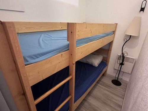 Ce dortoir comprend des lits superposés. dans l'établissement Appartement 2 Pièces Climatisé avec Garage - Grau-du-Roi - FR-1-731-131, au Grau-du-Roi