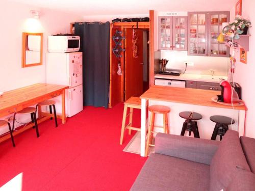 - une petite cuisine avec une table et un comptoir dans l'établissement Studio spacieux pour 4 pers avec balcon et box à skis - FR-1-322-665, aux Orres
