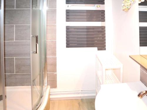 une douche avec une porte vitrée dans une salle de bain dans l'établissement Studio spacieux pour 4 pers avec balcon et box à skis - FR-1-322-665, aux Orres