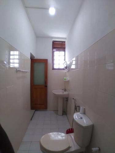 un baño con inodoro y lavabo en Paradise Galle, en Galle