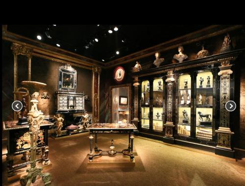 une console de visualisation dans une pièce avec beaucoup d'horloges dans l'établissement Lou Couquet, à Antibes