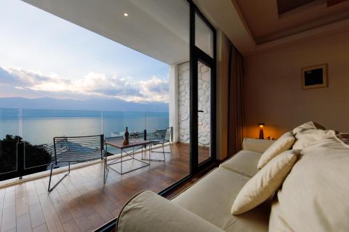 a bedroom with a bed and a view of the ocean at 慢境Slow Land半山海景花园酒店 in Dali