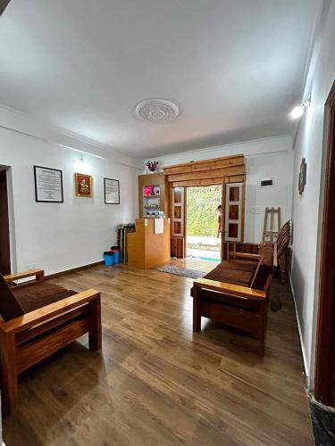 a living room with two beds and a wooden floor at Samabeong Homestay Tindhurey in Lava