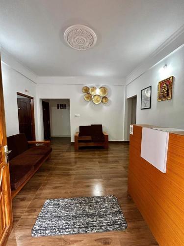 a living room with a couch and a table at Samabeong Homestay Tindhurey in Lava