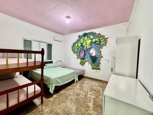 Ένα ή περισσότερα κρεβάτια σε δωμάτιο στο Casa com piscina e ar condicionado