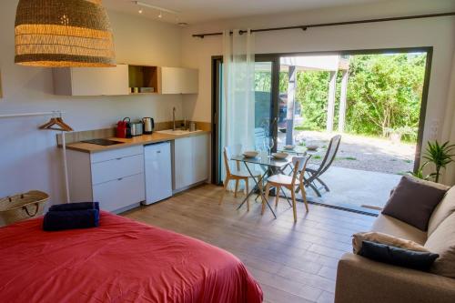 une cuisine et un salon avec une table et un canapé dans l'établissement Studio neuf et lumineux, à Cassis