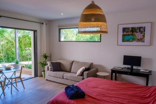 une chambre avec un lit, un canapé et une table dans l'établissement Studio neuf et lumineux, à Cassis