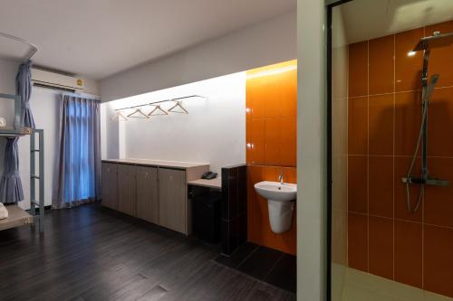 Bilik mandi di Wake Up Aonang Hotel