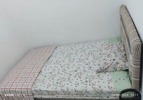 Ένα ή περισσότερα κρεβάτια σε δωμάτιο στο Penginapan Permata Syariah Wonosobo