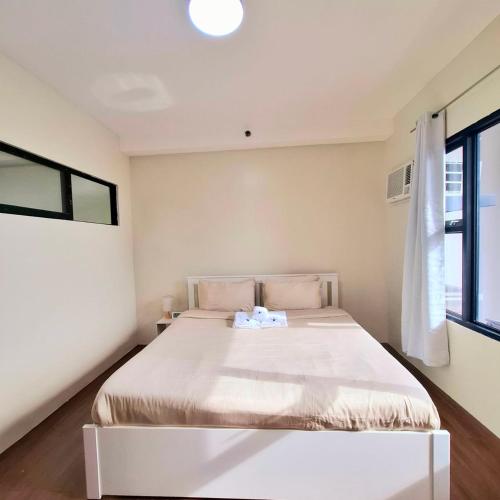 Cama o camas de una habitación en MANILA BAYVIEW RENTAL- LUXURY AND SUPERIOR 1 - 5 BEDROOM CONDOS WITH BALCONY POOL BAYVIEWS NETFLIX - Housekeeping Available-