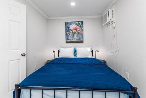 Un dormitorio con una cama con un edredón azul. en Spacious New 4br 3ba Remodel Near I4 Disney, en Polk City