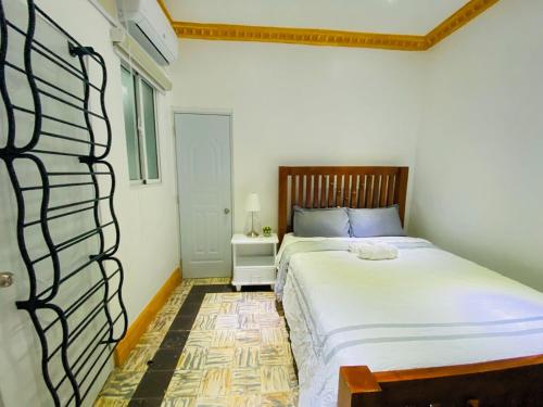 Colonial zone 3 bed 3 rooms balcony في سانتو دومينغو: غرفة نوم بها سرير أبيض كبير في الغرفة