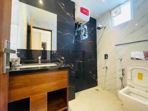 Bilik mandi di The Pals Homestay