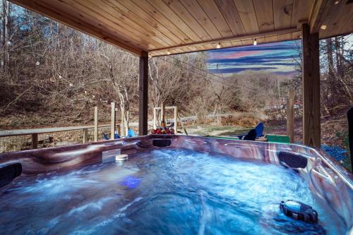 Gambar di galeri bagi Bear Paradise Cabin with Hot Tub, Mini Golf, Court, Games & free EV Ready Parking di Pigeon Forge