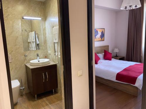 Φωτογραφία από το άλμπουμ του Spacious 1-Bedroom Apartment in the Center σε Yerevan