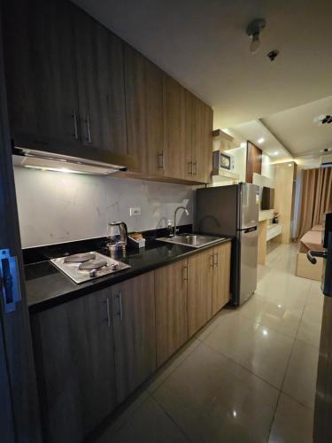 Η κουζίνα ή μικρή κουζίνα στο Soleil Suite 10 mins to SM Moa, Pasay - 2 beds