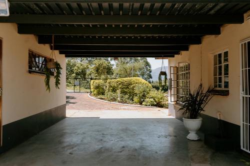 Κήπος έξω από το The White Rose Home