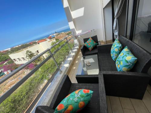 Ruang duduk di Beachside Charming Apartment