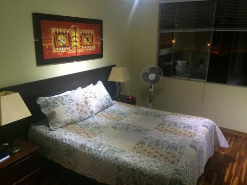 Postel nebo postele na pokoji v ubytování Cozy Condo in Miraflores