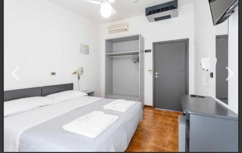 Postel nebo postele na pokoji v ubytování Hotel Rosalba san mauro mare