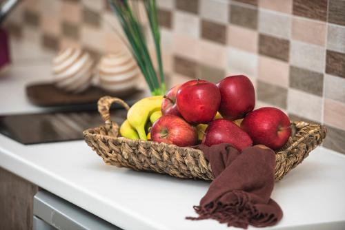 a basket of apples and bananas on a counter at Onar Corfu Aparts & Studios in Ýpsos
