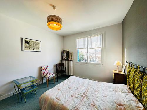 une chambre avec un lit, une chaise et une fenêtre dans l'établissement Maison Familiale 8 pers à Fouras, proche plages, 6 chambres - FR-1-709-87, à Fouras