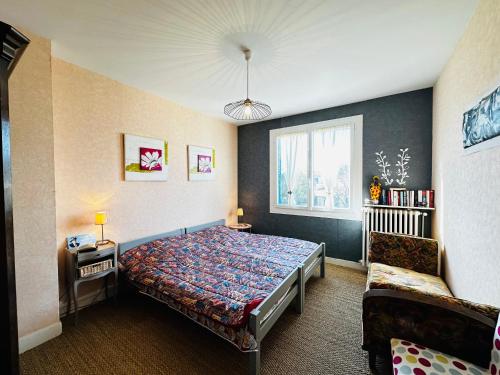 une chambre avec un lit, un canapé et une fenêtre dans l'établissement Maison Familiale 8 pers à Fouras, proche plages, 6 chambres - FR-1-709-87, à Fouras