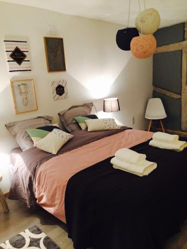 une chambre avec deux lits avec des serviettes dessus dans l'établissement Le Nid de Victor, à Kaysersberg