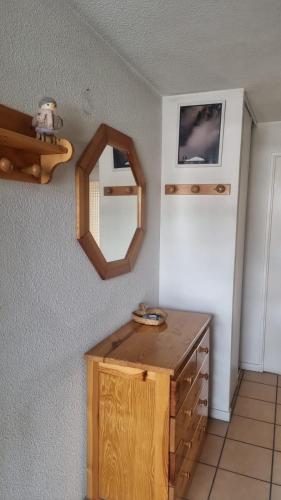 a room with a mirror and a wooden cabinet at Signal du Prorel Briançon Serre Chevalier "QOCLICO" in Briançon