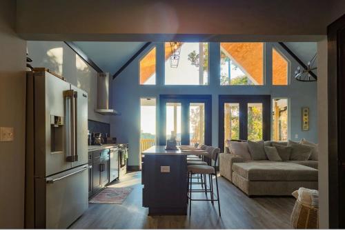 une cuisine et un salon avec un canapé et une table dans l'établissement Charlis Place Private Lux Cabin HotTub MT Views, à Ellijay