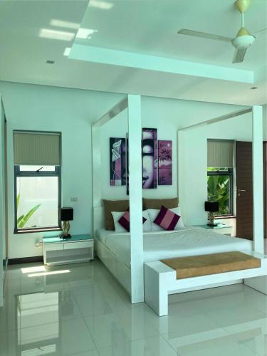 Postel nebo postele na pokoji v ubytování Luxury Pool Villa Nai Harn