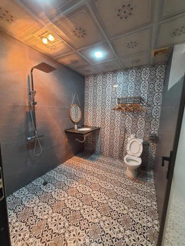 a bathroom with a shower and a toilet at Tamcoc Backpackers Hostel Homestay in Ninh Binh