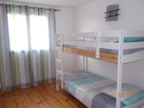 - une chambre avec 2 lits superposés et une fenêtre dans l'établissement Gite Louis, à Saint-Paul-des-Fonts
