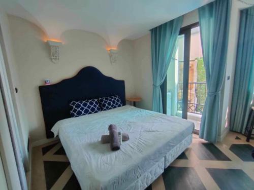 ジョムティエンビーチにあるEspanna condo jomtien By SuneeyaA9のテディベアのベッドがある寝室