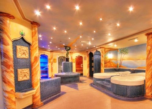 a large room with a bath tub at Meister BÄR HOTEL Fichtelgebirge in Marktredwitz
