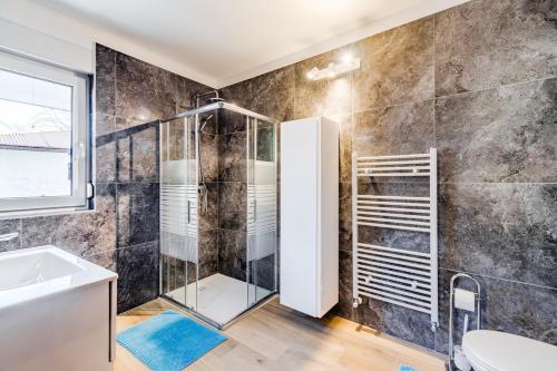 ボヴェツにあるPenzion Hosnar, apartma Muchoのシャワーと洗面台付きのバスルーム