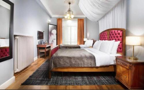A bed or beds in a room at Lina Hotel Taksim Pera