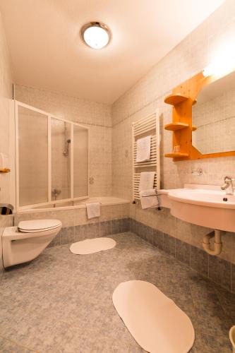 Koupelna v ubytování Hotel Rosenheim