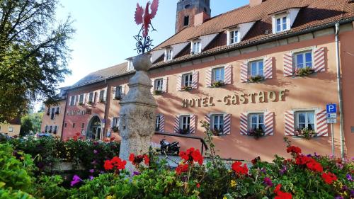 a building with flowers in front of it at Meister BÄR HOTEL Ostbayern in Floß